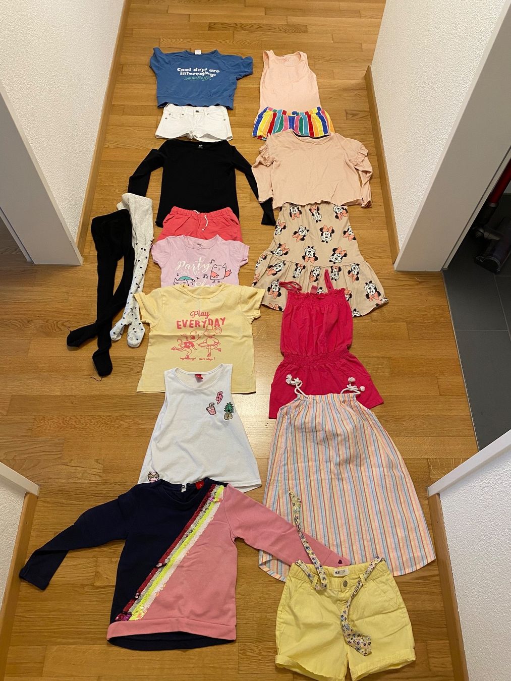 Lotti & Set di vestiti: Kleiderpaket Mädchen Gr. 110/116/122 – Usato da Winterthur venduto da Baby117