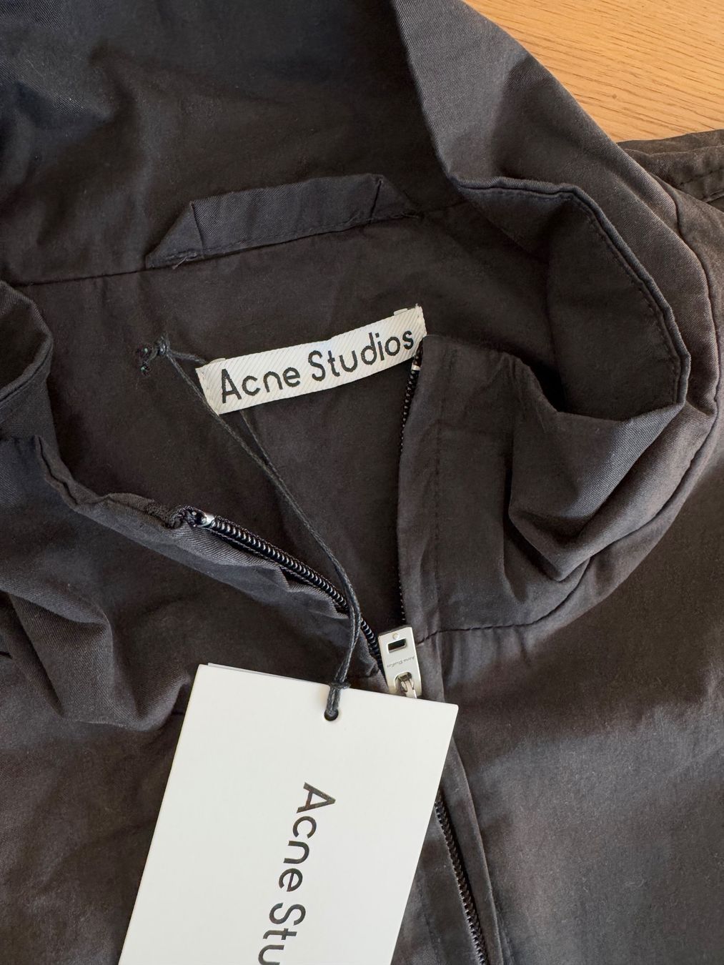 Acne Studios Giacche: Acne Studios Wind Breaker Jacke, Gr. L, Farbe schwarz – Nuovo e nell'imballaggio originale da Triesen venduto da dardaleni 2