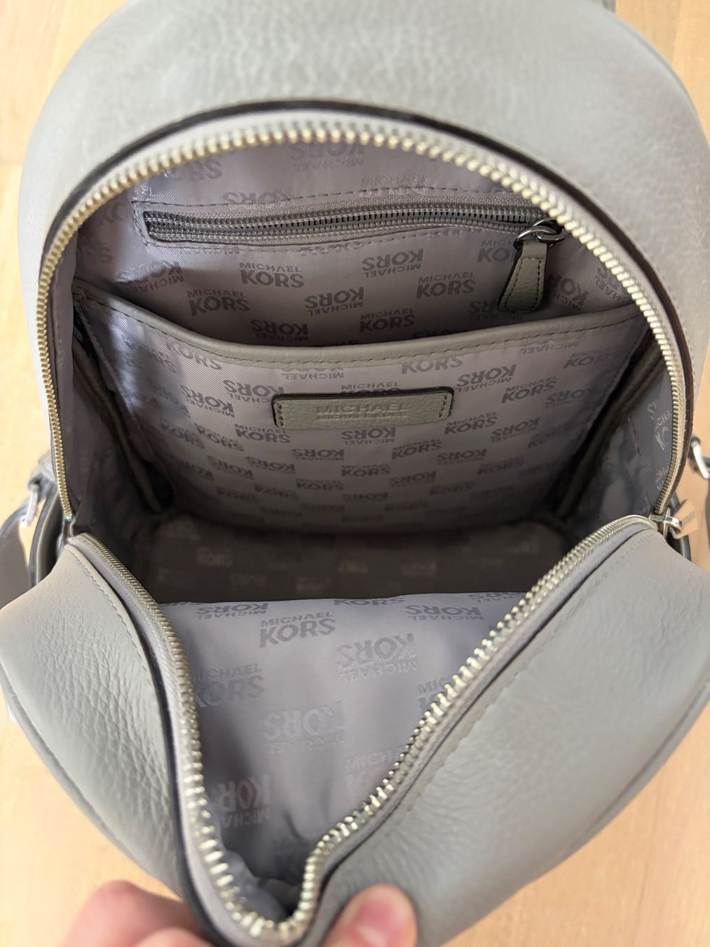 Michael Kors Borse da donna: Michael Kors Rucksack mit Nieten – Usato da Schlattingen venduto da flaviagu 2