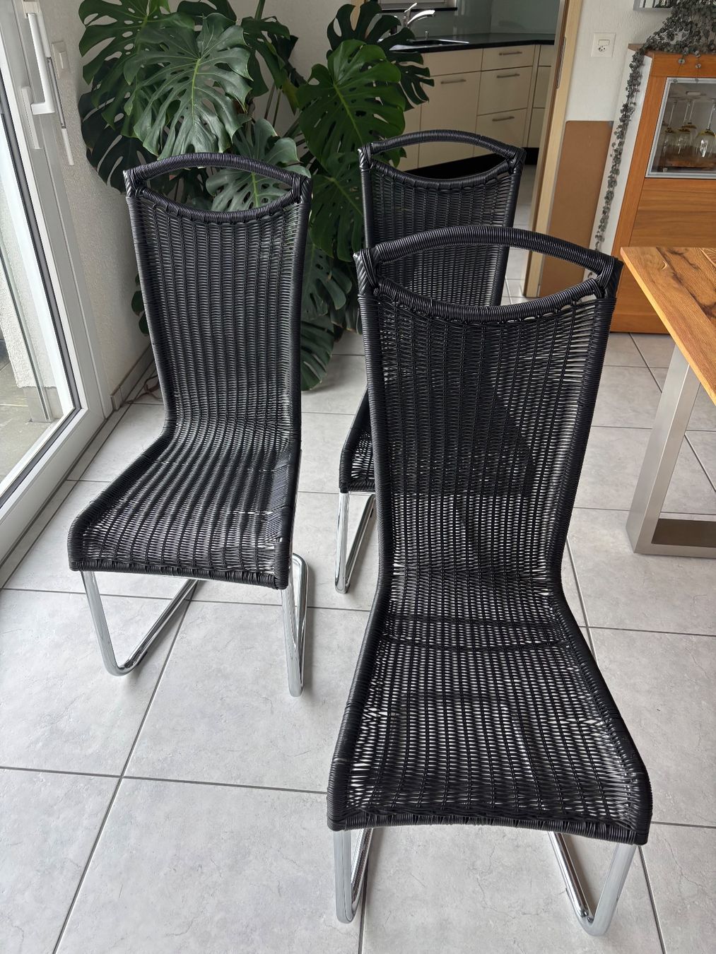 Stühle: 4 er Set Rattanstühle, schwarz, – Gebraucht aus Stein AG von gub_9ycx