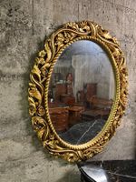 Miroir avec cadre en bois et de couleur doré.95-100 cm.