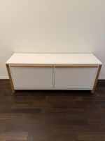 schöner und praktischer Schuhbank weiss mit Holzbeinen