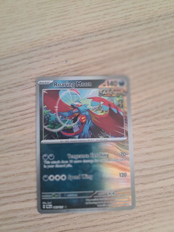Pokémon – Box Lune Rugissante Ex – Carte Promo Aluminium, Carte Surdimensionnée, 4 Boosters – Cadeau Collectionneur JCC