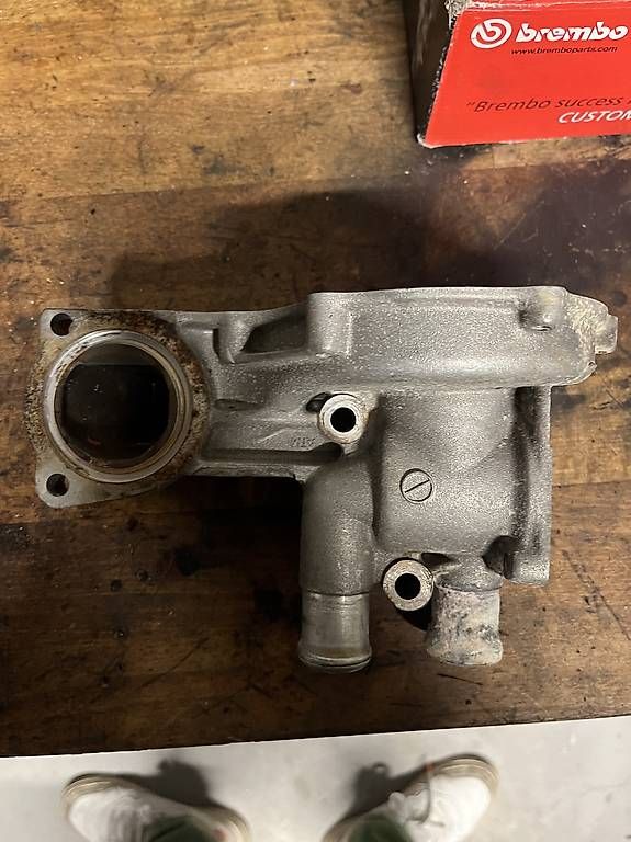 VW Tutti pezzi di ricambio auto: VW Golf 2 Wasserpumpen Gehäuse – Usato da Lichtensteig venduto da Daniel_212884 2