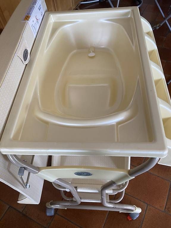 Wickeltisch & Zubehör: Commode à langer avec baignoire  – Gebraucht aus Lutry von dom_nps7 2