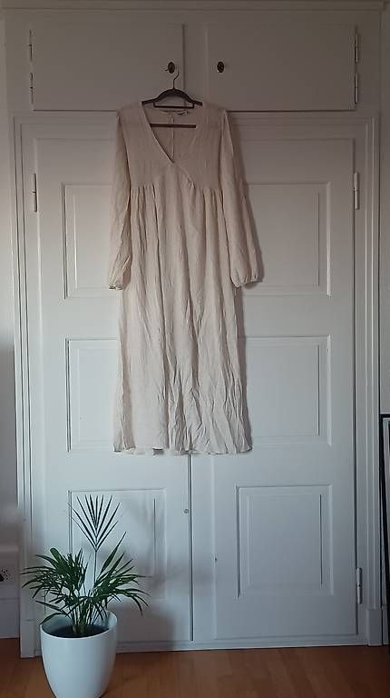 Vestiti: Maxikleid Gr. L  Creme, Crinkle-Stoff, gebunden – Usato da Burgdorf venduto da Damlaf_9