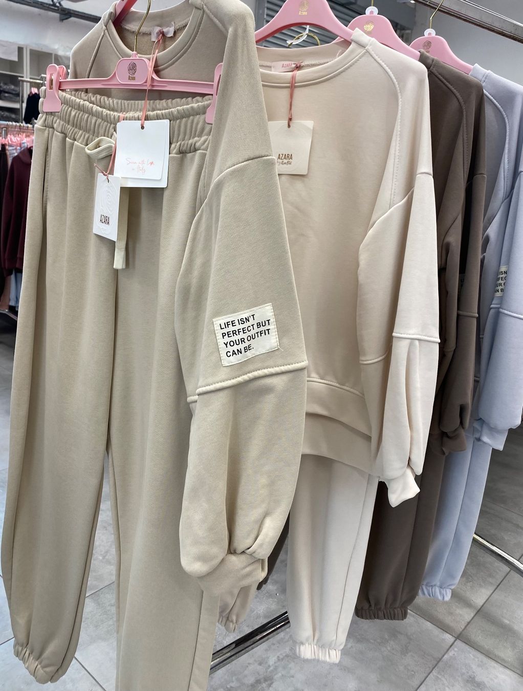 Ensembles & Tailleurs: Jogginganzug – Neuf avec emballage d'origine à Emmen par mas_gw7t
