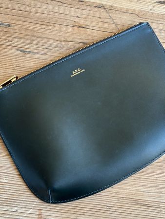 A.P.C. Leder Clutch in dunklem Khaki