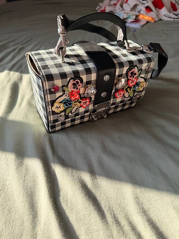 Sacs femmes: Sac guess – D'occasion à La Tour-de-Peilz par pil_j6nr 1