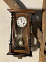 Antike Wanduhr mit Pendel aus Holz dunkelbraun