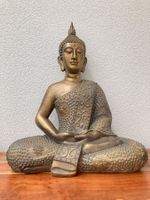 Schöne Buddha Statue mit Lotusschalen Teelichter