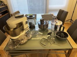 Kenwood Küchenmaschine mit viel Zubehör gebraucht