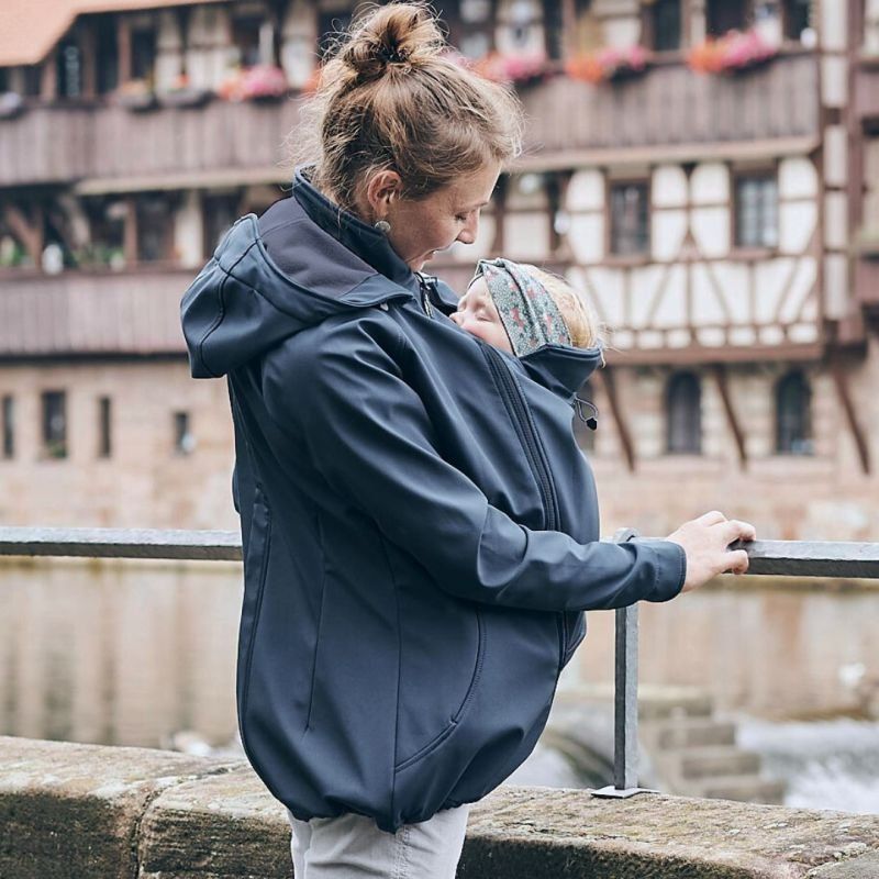 Mamalila Jacken: mamalila Allrounder Softshell Tragejacke navy L – Neu und originalverpackt aus Hergiswil NW von Bergsunne 4