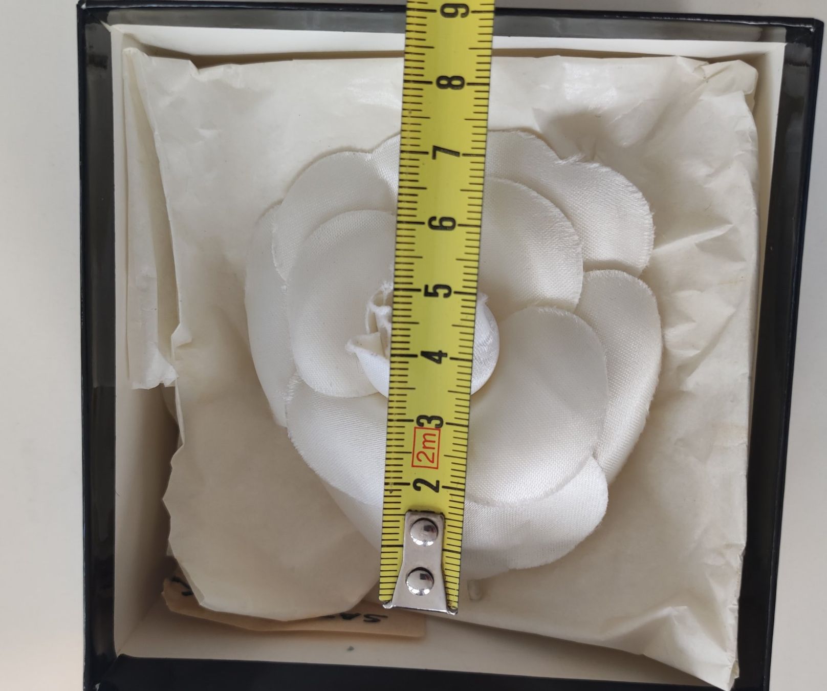 Chanel Spille & Fermagli: Chanel silk Camelia brooch pin – Usato da Zug venduto da LindaManga 2