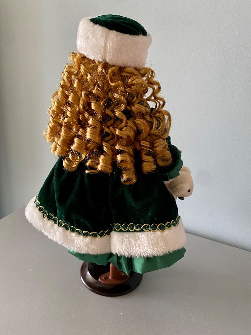 Bambole: Puppe im grünen Samtkleid mit Bärchen – Usato da Grenchen venduto da glamourlady 3