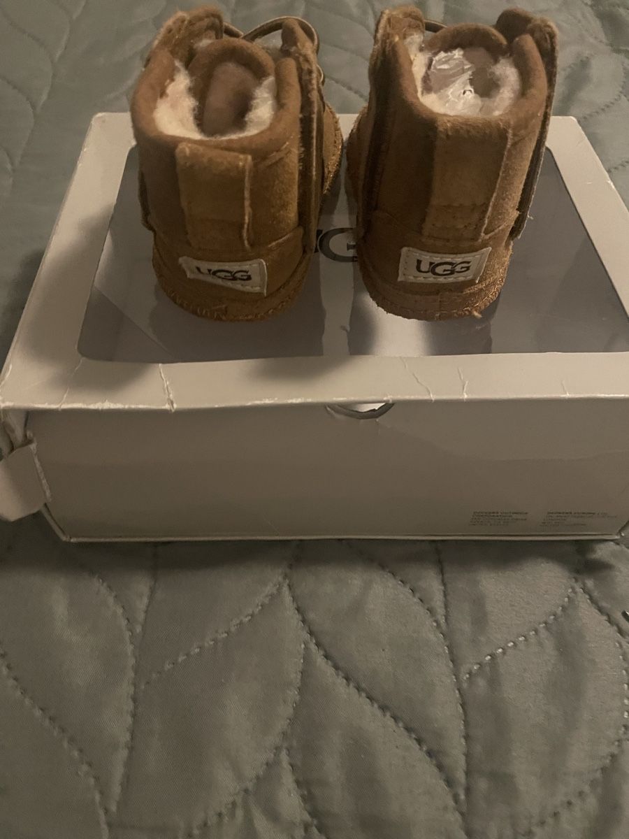 Chaussures garçon: Ugg taille 17 – Neuf avec emballage d'origine à Villiers par nou_68rh 1