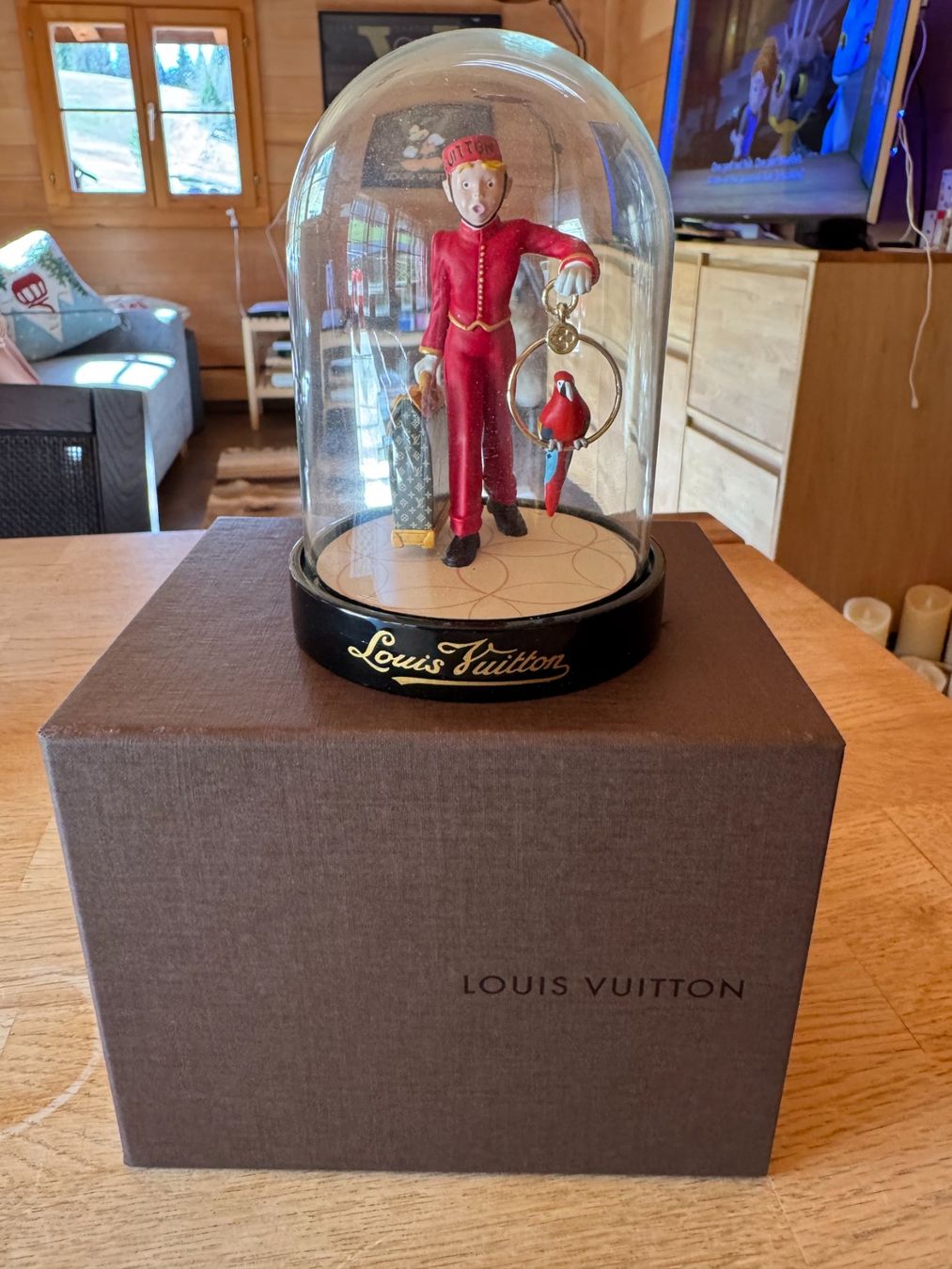 Tutte le decorazioni: Louis Vuitton Glass Porter Bell Boy Snow Globe – Usato da Luzern venduto da Antiquesonline 3