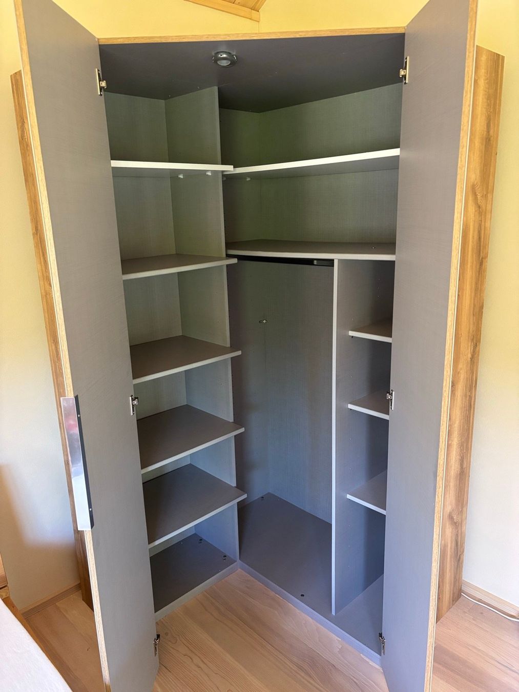 Armoires: Eckschrank weiss, eichefarben – D'occasion à Istighofen par Ccracer 1