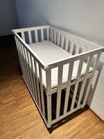 Weisses Baby-Beistellbett inkl. Matratze