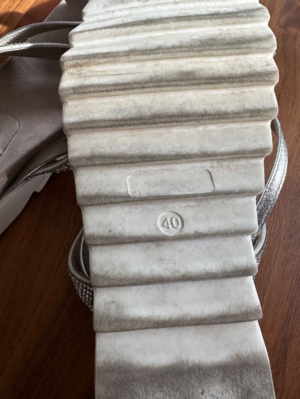 Scarpe da donna: Damen-Sandale, beige/silber, Gr. 40 – Nuovo (secondo la descrizione) da Mollis venduto da springcreek 2