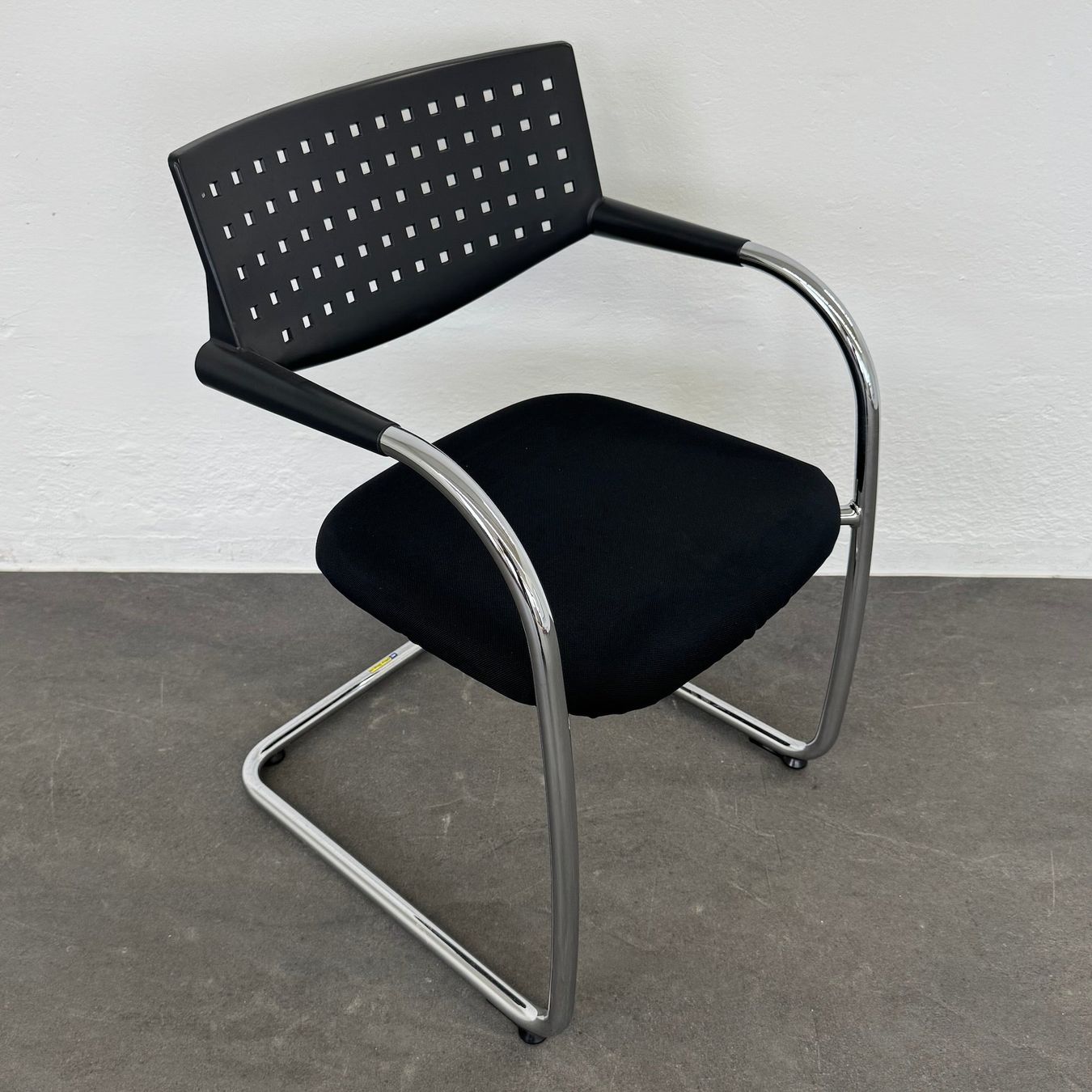 Vitra Sedie: Vitra Visavis Freischwinger - Schwarz-Chrom – Usato da Schönenwerd venduto da mcofficeshop 1