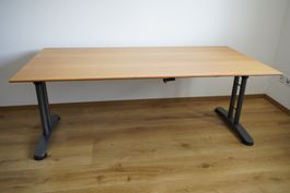 Stabiler Schreibtisch von embru