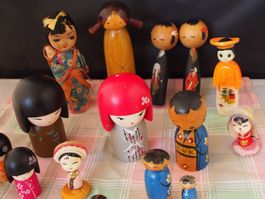 Lot de poupées Kokeshi etc en bois décorées