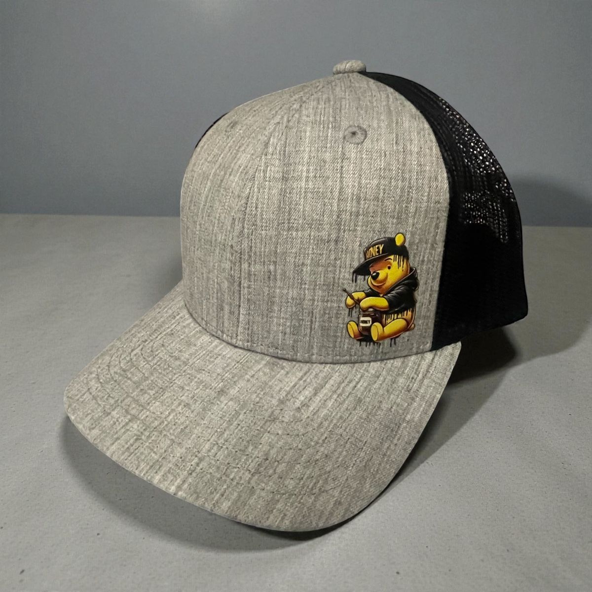 Altro in  Abbigliamento & Accessori: Trucker Cap - Winnie the Pooh – Nuovo e nell'imballaggio originale da Heimisbach venduto da LIFESTYLE-MORE