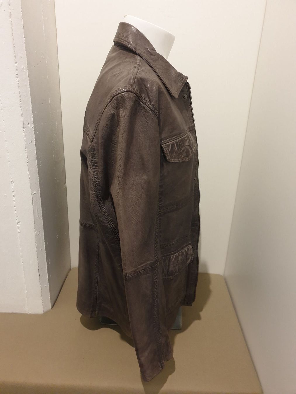 Giacche: TRAPPER LEDERJACKE ROBERTO    Gr. M / 50 – Nuovo e nell'imballaggio originale da Zürich venduto da LIQUIDATOR.CP 4