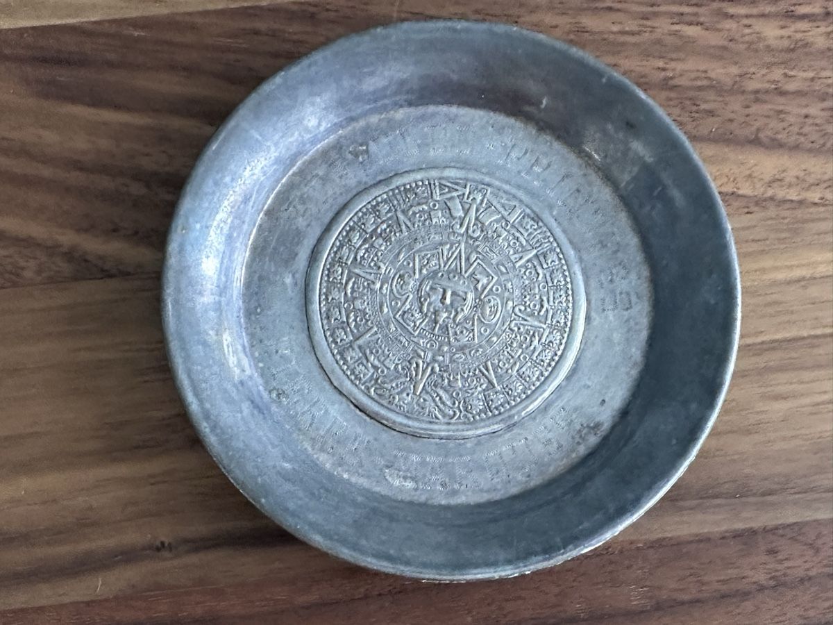 Tutte le decorazioni: Aztec Calendar Design Metal Plate – Usato da Zürich venduto da Ddechkovd