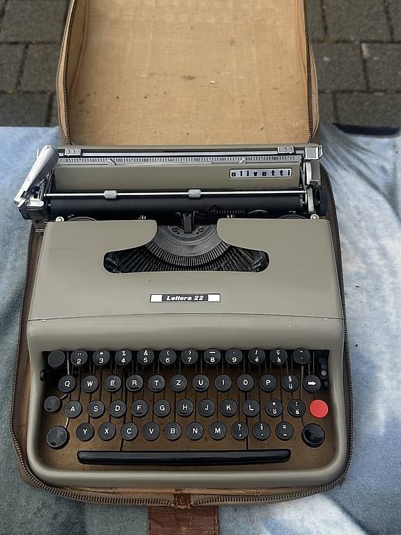 Schreibmaschinen: Olivetti Lettera 22 – Gebraucht aus Allschwil von adr_nh68