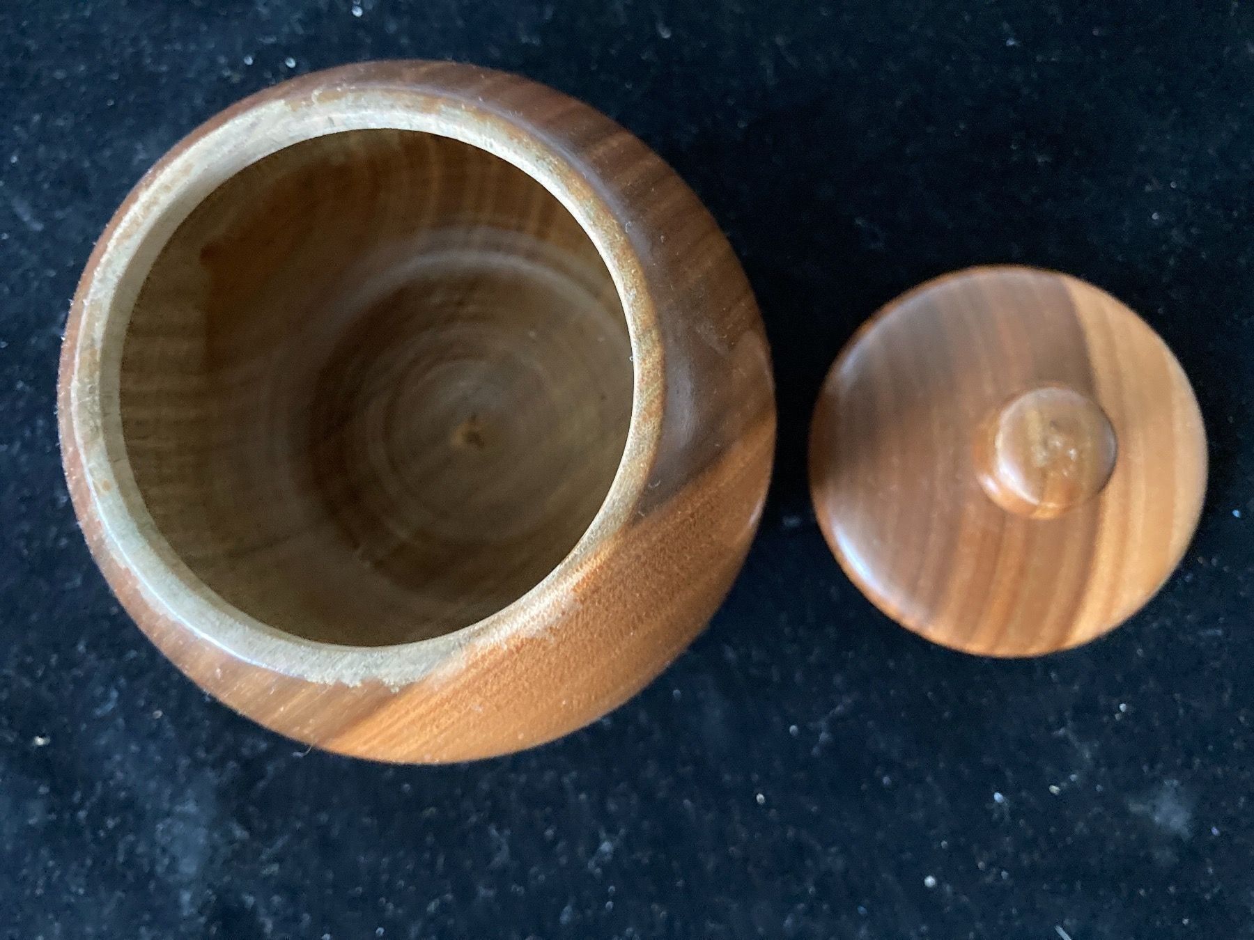Sucriers: Schöne Holz-Dose mit Deckel. – D'occasion à Zürich par Chaeffeler 1