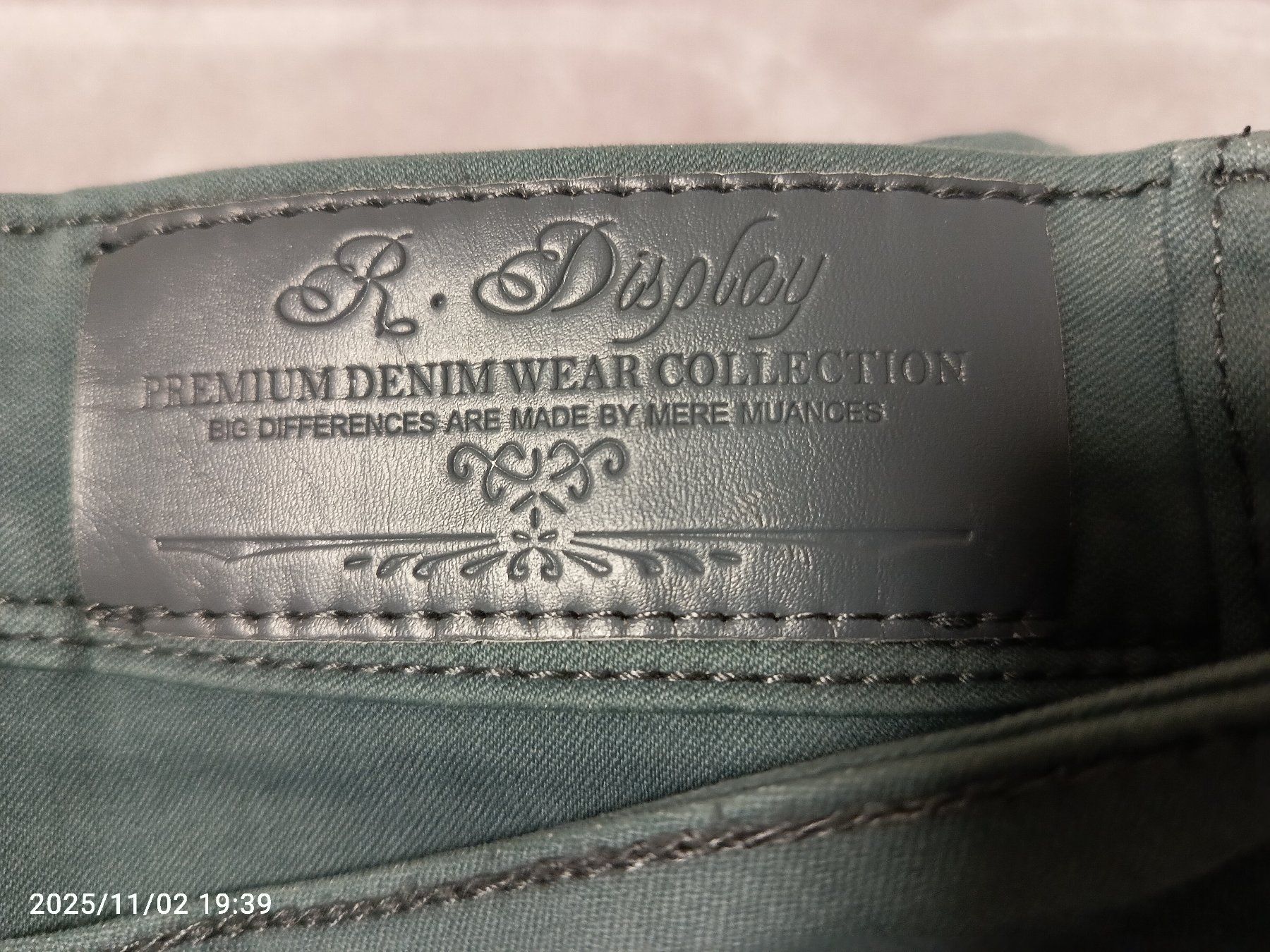 Jeans: R. Display Premium Denim Jeans - Gr. 40 - neu – Nuovo (secondo la descrizione) da Zürich venduto da tac_58l2 2