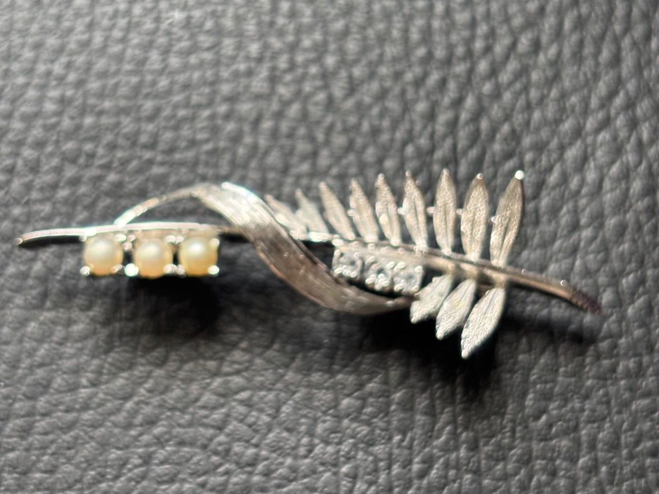 Spille & Fermagli: Broche vintange en argent 800 & perles – Usato da Peseux venduto da CharmeCommerce 2