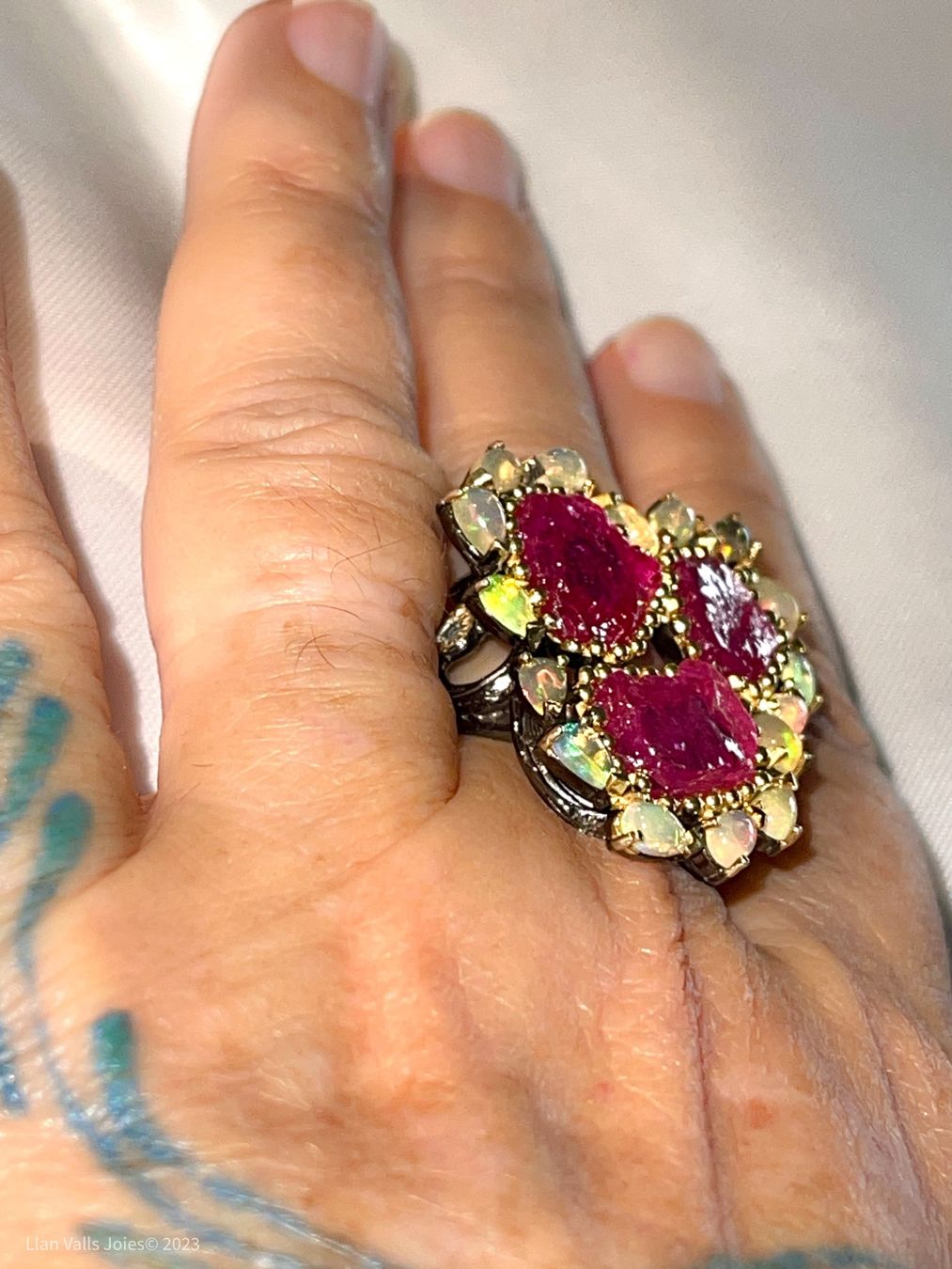 Llan Valls Joies Anelli: Natural Rough Ruby Slabs & Opals Black Rhodium SS925 Ring – Nuovo (secondo la descrizione) da Birsfelden venduto da Brut 2