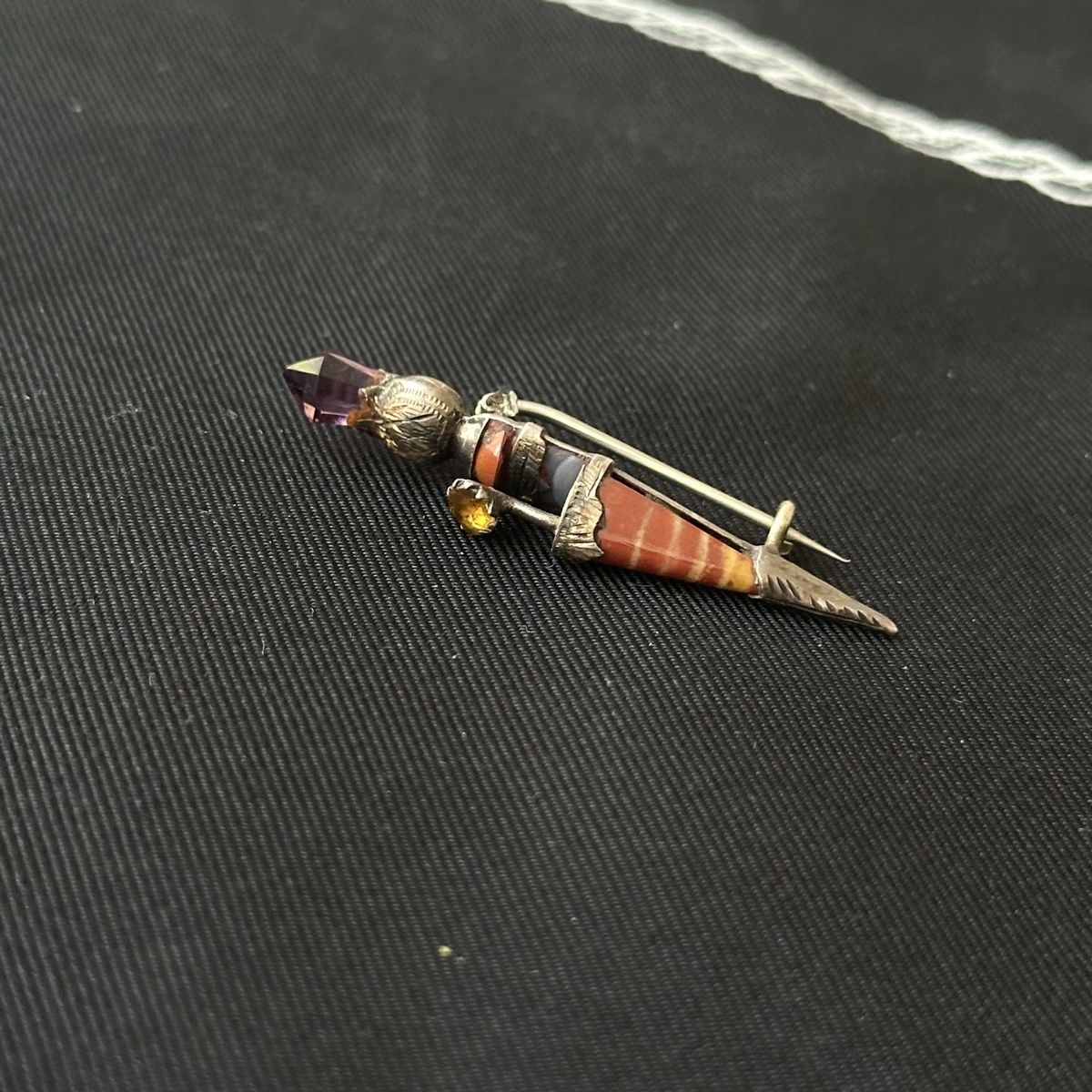 Spille & Fermagli: Vintage Améthyste Pin Brosche aus Messing – Usato da Givisiez venduto da dor_xb9k