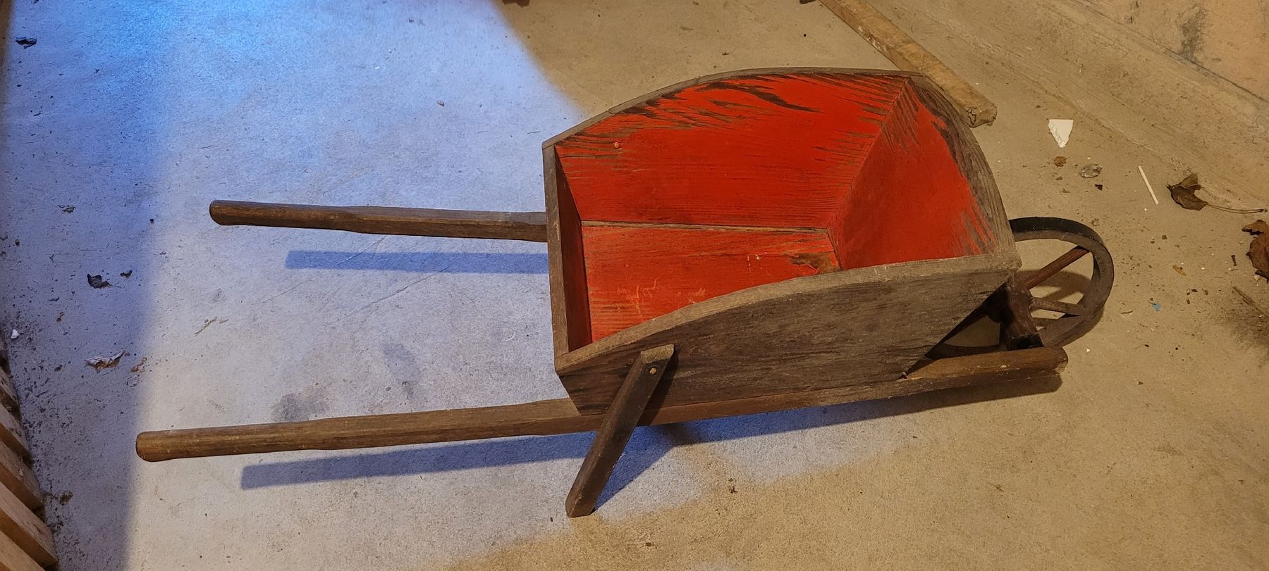 Brouettes: Schubkarre aus Holz – D'occasion à Wahlen b. Laufen par Schneewytli