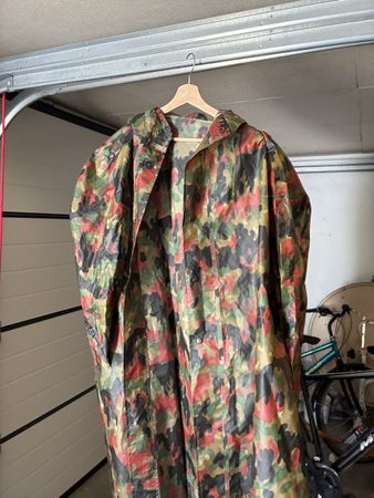 Pèlerine camouflage militaire Suisse / Regenschutzjacke