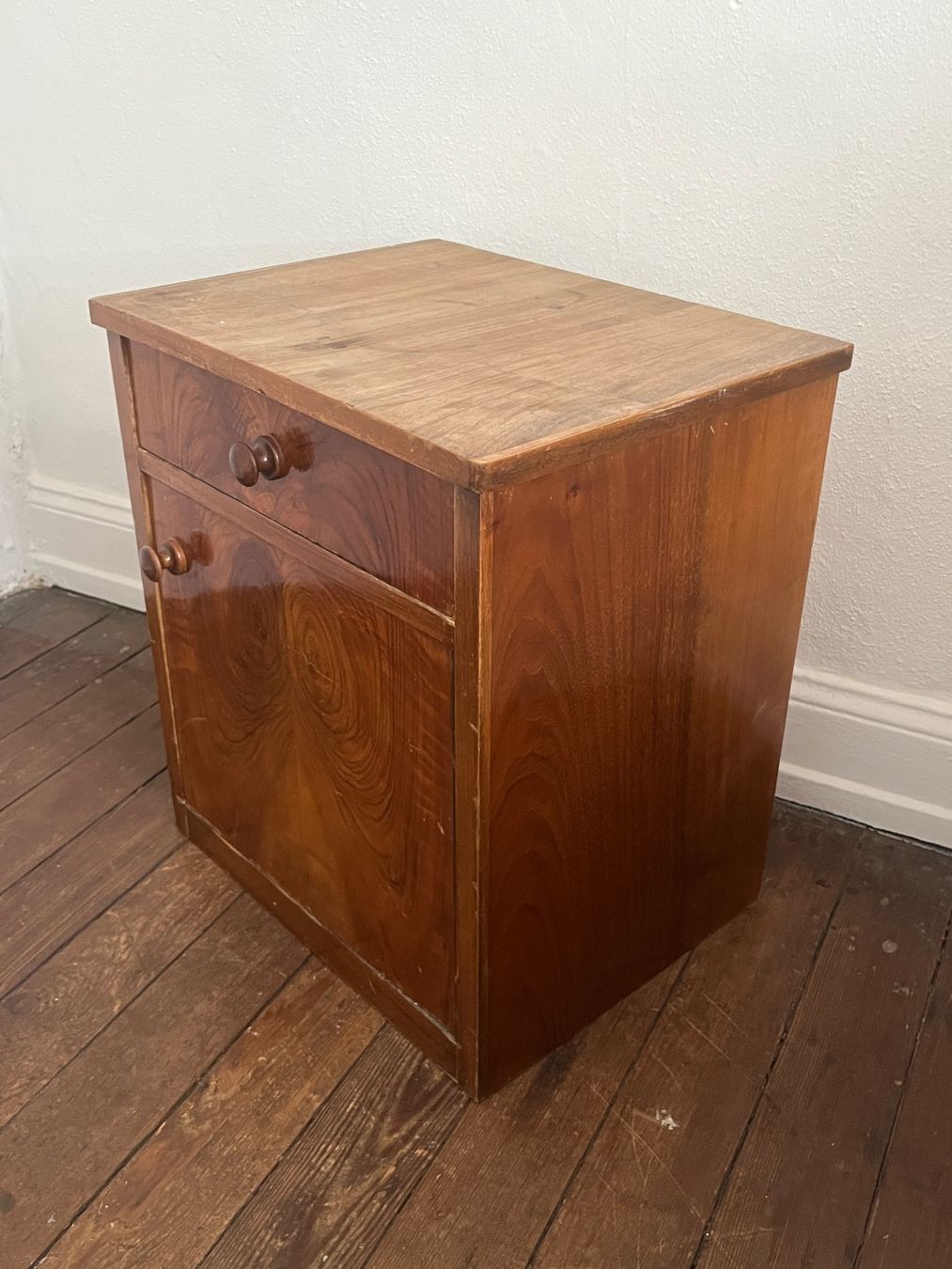 Tables de nuit: Holzkommode, Nachttisch – D'occasion à Zürich par monamele 1