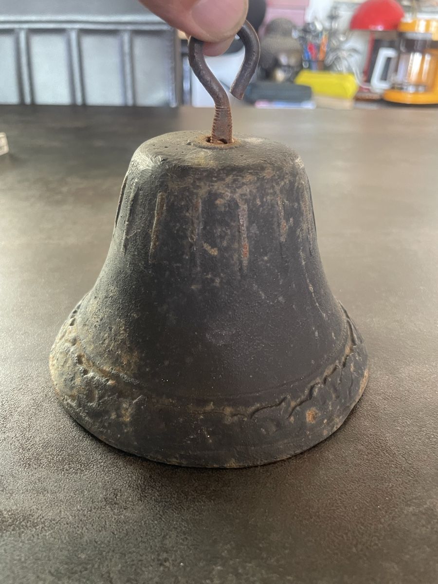 Cloches & sonnailles: Ancienne Cloche en Fonte – D'occasion à Vallamand par Bricbracbroc82 6