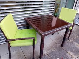 Balkontisch Rattan 90x90cm mit Glasplatte und zwei Stühle