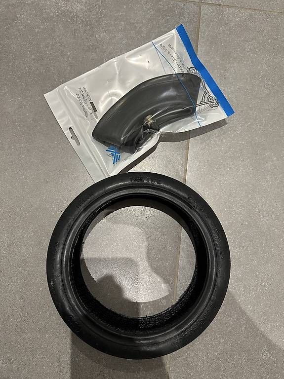 Pneus & Kompletträder: Changement de pneus sur trottinette électrique – Gebraucht aus Forel (Lavaux) von Troots