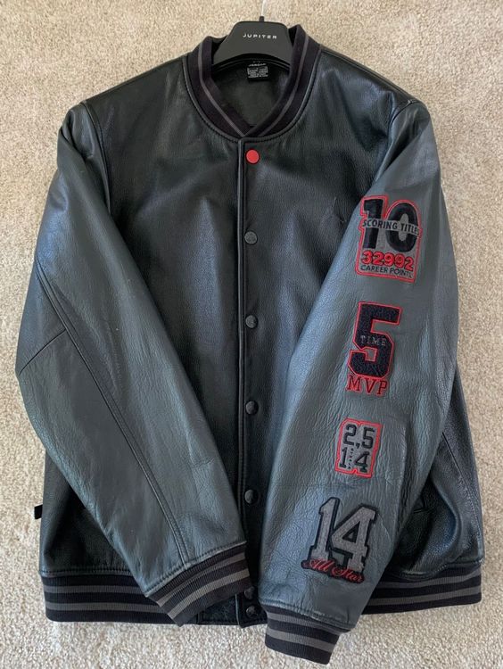 Nike Vestes: NIKE MICHAEL JORDAN HALL OF FAME - LEATHER LETTERMAN JACKET – D'occasion à Urdorf par Soom1990 1