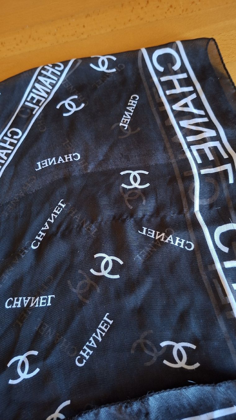 Chanel Foulards, Tücher & Schals: Chanel Foulard – Defekt aus Wünnewil von 04Blume 5