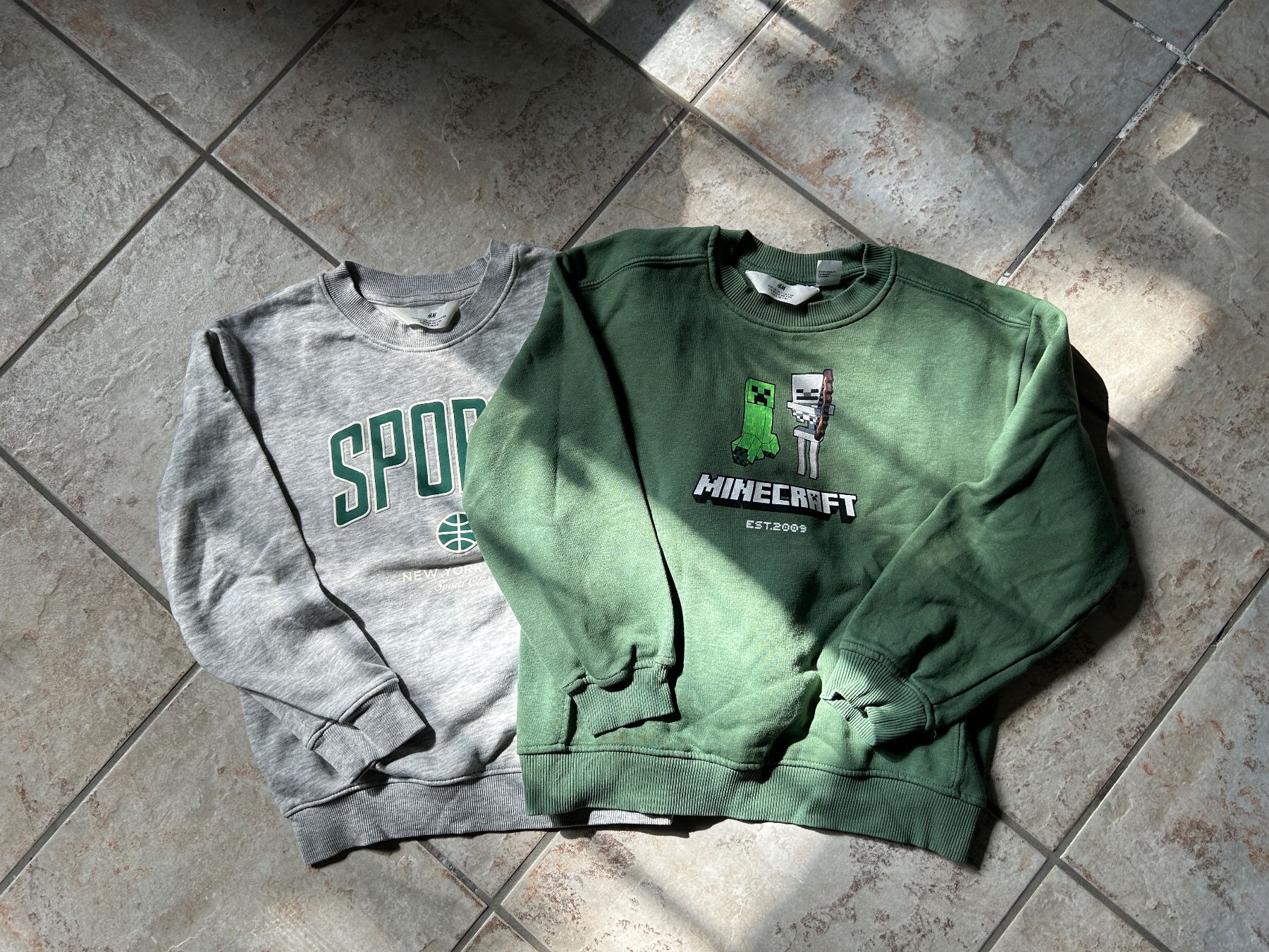 H&M Pulls et sweat-shirts: Pullover, 2 Stück, Grösse 122/128 – D'occasion à Reichenburg par nanuk015