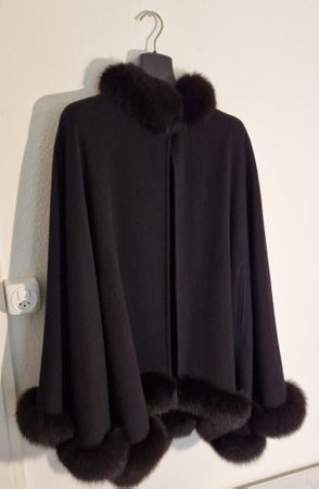 Exclusives Damen Cape mit Fuchsfell