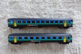 2 schöne Eisenbahn Personenwagen Spur N
