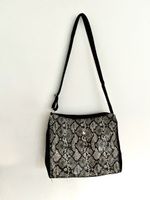 SCHULTERTASCHE MIT SCHLANGENMUSTER