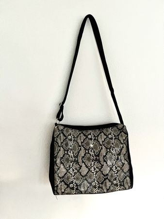 SCHULTERTASCHE MIT SCHLANGENMUSTER