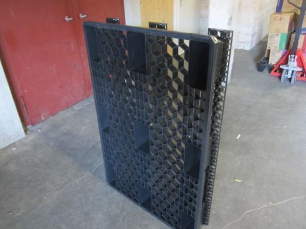 Pallets: Neue Kunststoffpaletten mit Kufen. – Nuovo (secondo la descrizione) da Kerns venduto da habri01 3